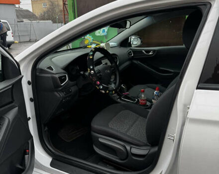 Белый Хендай Ioniq, объемом двигателя 1.6 л и пробегом 149 тыс. км за 12500 $, фото 11 на Automoto.ua