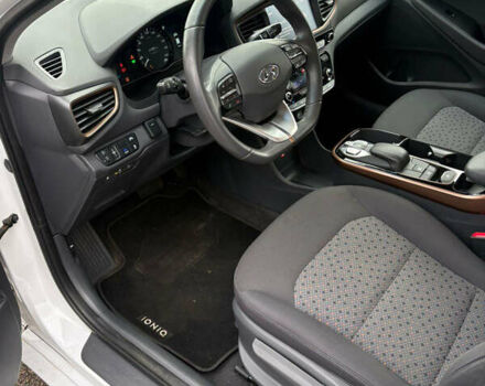 Белый Хендай Ioniq, объемом двигателя 0 л и пробегом 70 тыс. км за 10300 $, фото 17 на Automoto.ua