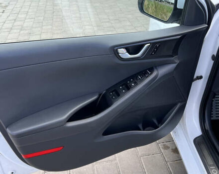 Білий Хендай Ioniq, об'ємом двигуна 0 л та пробігом 118 тис. км за 13800 $, фото 8 на Automoto.ua