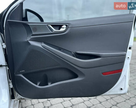 Белый Хендай Ioniq, объемом двигателя 0 л и пробегом 155 тыс. км за 11450 $, фото 11 на Automoto.ua