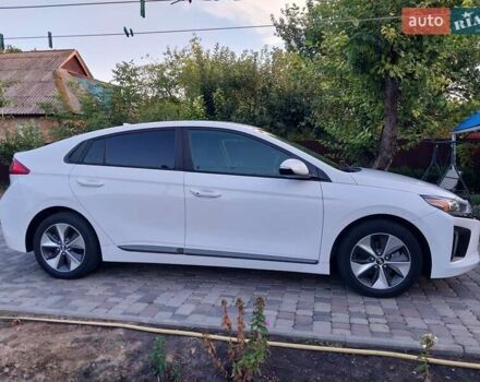 Белый Хендай Ioniq, объемом двигателя 0 л и пробегом 97 тыс. км за 13800 $, фото 2 на Automoto.ua
