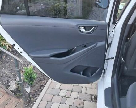 Белый Хендай Ioniq, объемом двигателя 0 л и пробегом 97 тыс. км за 13800 $, фото 13 на Automoto.ua