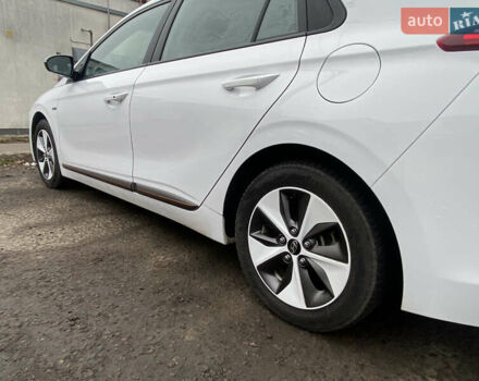 Белый Хендай Ioniq, объемом двигателя 0 л и пробегом 62 тыс. км за 15200 $, фото 5 на Automoto.ua