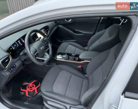 Белый Хендай Ioniq, объемом двигателя 0 л и пробегом 156 тыс. км за 11600 $, фото 14 на Automoto.ua