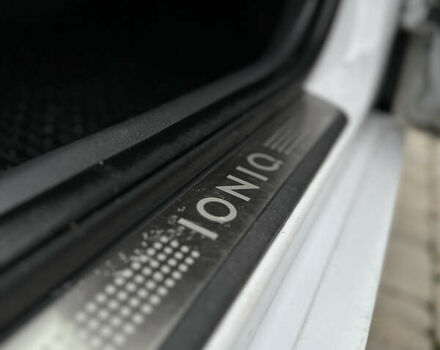 Белый Хендай Ioniq, объемом двигателя 0 л и пробегом 160 тыс. км за 11850 $, фото 31 на Automoto.ua