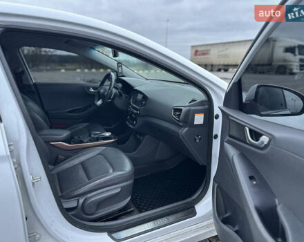 Белый Хендай Ioniq, объемом двигателя 0 л и пробегом 155 тыс. км за 11450 $, фото 13 на Automoto.ua