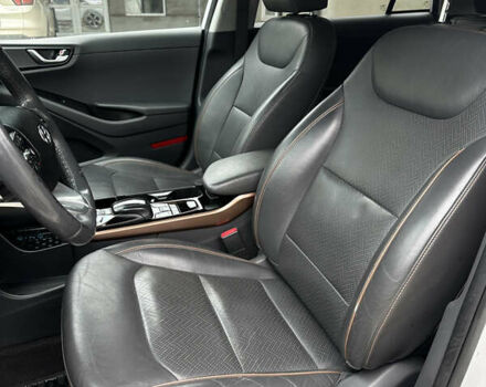 Белый Хендай Ioniq, объемом двигателя 0 л и пробегом 160 тыс. км за 11850 $, фото 30 на Automoto.ua