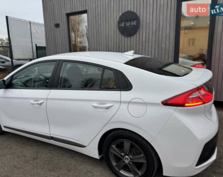 Белый Хендай Ioniq, объемом двигателя 0 л и пробегом 156 тыс. км за 11600 $, фото 6 на Automoto.ua