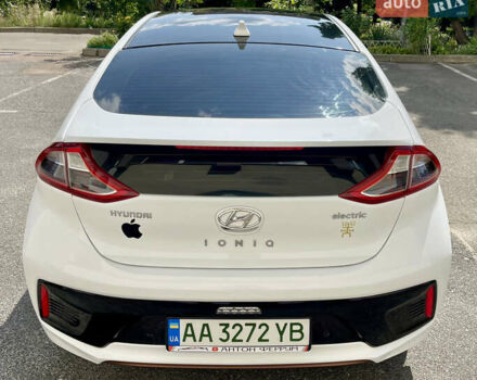 Белый Хендай Ioniq, объемом двигателя 0 л и пробегом 87 тыс. км за 17000 $, фото 4 на Automoto.ua