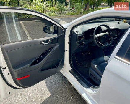Белый Хендай Ioniq, объемом двигателя 0 л и пробегом 87 тыс. км за 17000 $, фото 13 на Automoto.ua