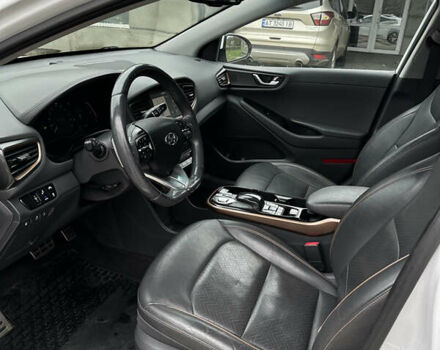 Белый Хендай Ioniq, объемом двигателя 0 л и пробегом 160 тыс. км за 11850 $, фото 12 на Automoto.ua