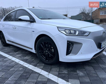 Белый Хендай Ioniq, объемом двигателя 0 л и пробегом 63 тыс. км за 14000 $, фото 1 на Automoto.ua