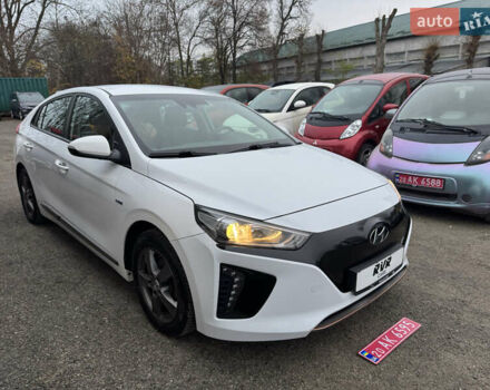 Белый Хендай Ioniq, объемом двигателя 0 л и пробегом 156 тыс. км за 11600 $, фото 2 на Automoto.ua