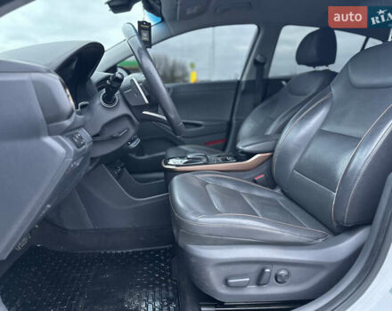 Белый Хендай Ioniq, объемом двигателя 0 л и пробегом 155 тыс. км за 11450 $, фото 10 на Automoto.ua