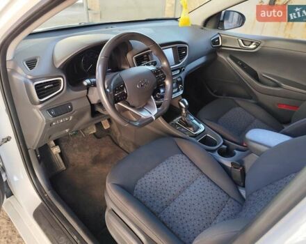 Білий Хендай Ioniq, об'ємом двигуна 1.58 л та пробігом 208 тис. км за 15100 $, фото 18 на Automoto.ua