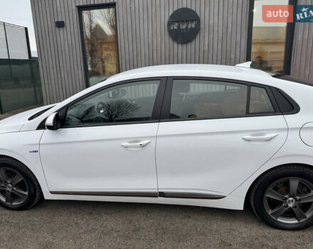 Белый Хендай Ioniq, объемом двигателя 0 л и пробегом 156 тыс. км за 11600 $, фото 4 на Automoto.ua