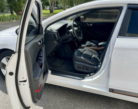 Белый Хендай Ioniq, объемом двигателя 0 л и пробегом 87 тыс. км за 17000 $, фото 10 на Automoto.ua