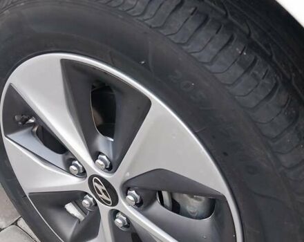 Белый Хендай Ioniq, объемом двигателя 0 л и пробегом 97 тыс. км за 13800 $, фото 17 на Automoto.ua