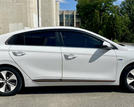 Белый Хендай Ioniq, объемом двигателя 0 л и пробегом 87 тыс. км за 17000 $, фото 6 на Automoto.ua