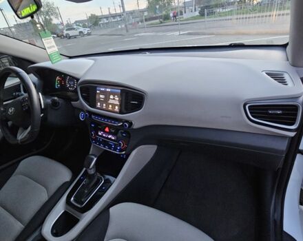 Белый Хендай Ioniq, объемом двигателя 1.6 л и пробегом 105 тыс. км за 14500 $, фото 11 на Automoto.ua