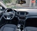 Белый Хендай Ioniq, объемом двигателя 0 л и пробегом 97 тыс. км за 13800 $, фото 7 на Automoto.ua