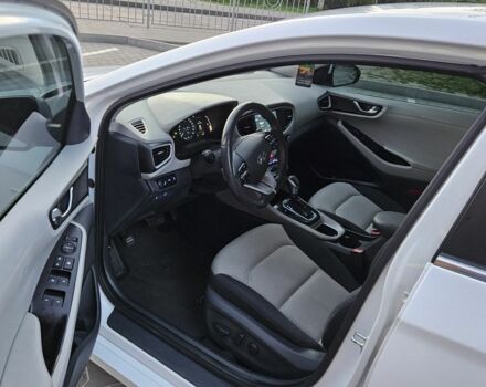 Белый Хендай Ioniq, объемом двигателя 1.6 л и пробегом 105 тыс. км за 14500 $, фото 6 на Automoto.ua