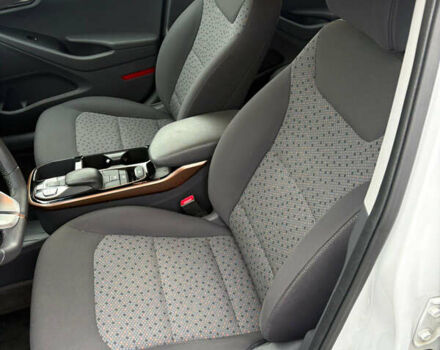 Белый Хендай Ioniq, объемом двигателя 0 л и пробегом 70 тыс. км за 10300 $, фото 18 на Automoto.ua