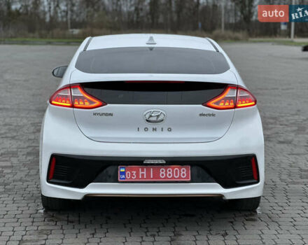 Белый Хендай Ioniq, объемом двигателя 0 л и пробегом 155 тыс. км за 11450 $, фото 5 на Automoto.ua