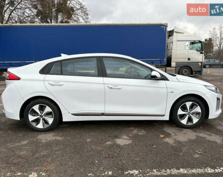 Белый Хендай Ioniq, объемом двигателя 0 л и пробегом 70 тыс. км за 10300 $, фото 3 на Automoto.ua