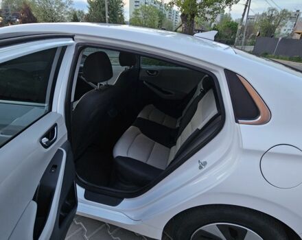 Белый Хендай Ioniq, объемом двигателя 1.6 л и пробегом 105 тыс. км за 14500 $, фото 9 на Automoto.ua