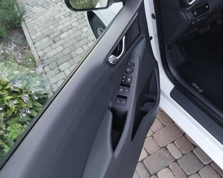 Белый Хендай Ioniq, объемом двигателя 0 л и пробегом 97 тыс. км за 13800 $, фото 8 на Automoto.ua