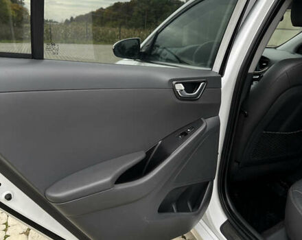 Белый Хендай Ioniq, объемом двигателя 0 л и пробегом 160 тыс. км за 11850 $, фото 18 на Automoto.ua