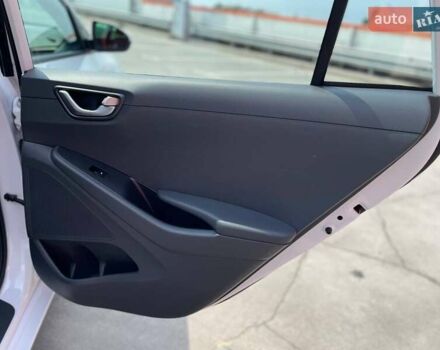 Білий Хендай Ioniq, об'ємом двигуна 0 л та пробігом 158 тис. км за 12700 $, фото 17 на Automoto.ua