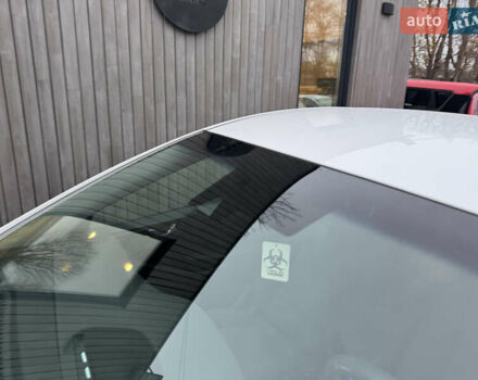 Белый Хендай Ioniq, объемом двигателя 0 л и пробегом 156 тыс. км за 11600 $, фото 11 на Automoto.ua