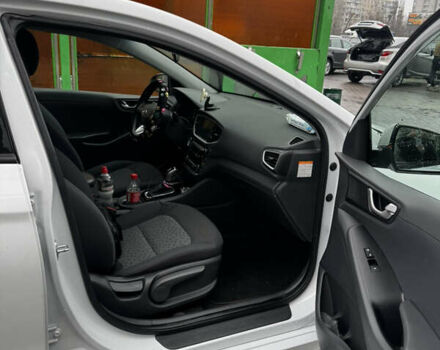 Белый Хендай Ioniq, объемом двигателя 1.6 л и пробегом 149 тыс. км за 12500 $, фото 16 на Automoto.ua