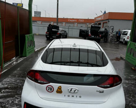 Белый Хендай Ioniq, объемом двигателя 1.6 л и пробегом 149 тыс. км за 12500 $, фото 4 на Automoto.ua