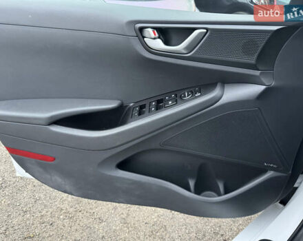 Белый Хендай Ioniq, объемом двигателя 0 л и пробегом 156 тыс. км за 11600 $, фото 16 на Automoto.ua