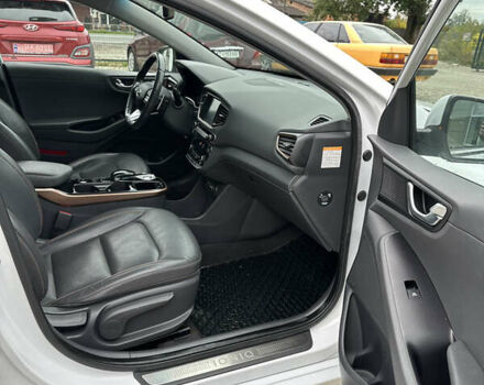 Белый Хендай Ioniq, объемом двигателя 0 л и пробегом 160 тыс. км за 11850 $, фото 13 на Automoto.ua