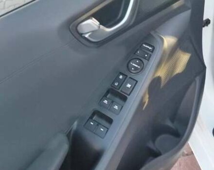 Белый Хендай Ioniq, объемом двигателя 0 л и пробегом 147 тыс. км за 13900 $, фото 2 на Automoto.ua