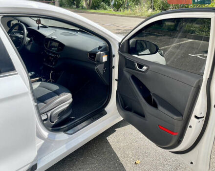 Белый Хендай Ioniq, объемом двигателя 0 л и пробегом 87 тыс. км за 17000 $, фото 24 на Automoto.ua