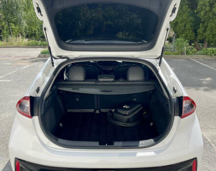 Белый Хендай Ioniq, объемом двигателя 0 л и пробегом 87 тыс. км за 17000 $, фото 17 на Automoto.ua