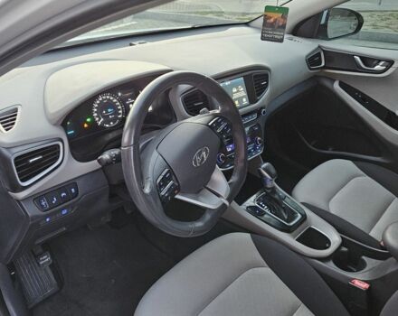 Белый Хендай Ioniq, объемом двигателя 1.6 л и пробегом 105 тыс. км за 14500 $, фото 7 на Automoto.ua