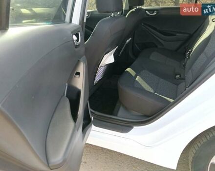 Белый Хендай Ioniq, объемом двигателя 0 л и пробегом 119 тыс. км за 12700 $, фото 12 на Automoto.ua