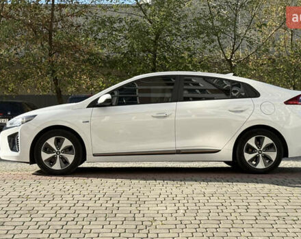 Белый Хендай Ioniq, объемом двигателя 0 л и пробегом 130 тыс. км за 13000 $, фото 3 на Automoto.ua