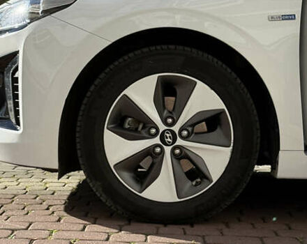 Белый Хендай Ioniq, объемом двигателя 0 л и пробегом 130 тыс. км за 13000 $, фото 16 на Automoto.ua