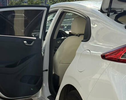 Белый Хендай Ioniq, объемом двигателя 0 л и пробегом 130 тыс. км за 13000 $, фото 10 на Automoto.ua