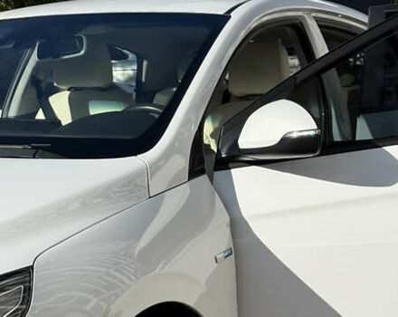 Белый Хендай Ioniq, объемом двигателя 0 л и пробегом 130 тыс. км за 13000 $, фото 8 на Automoto.ua