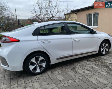Белый Хендай Ioniq, объемом двигателя 0 л и пробегом 62 тыс. км за 12990 $, фото 8 на Automoto.ua