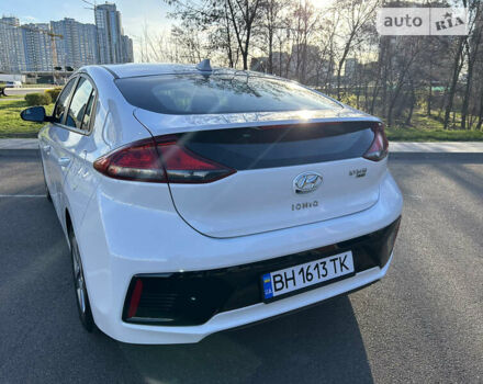 Белый Хендай Ioniq, объемом двигателя 1.58 л и пробегом 210 тыс. км за 12200 $, фото 2 на Automoto.ua