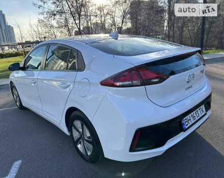 Белый Хендай Ioniq, объемом двигателя 1.58 л и пробегом 210 тыс. км за 12200 $, фото 1 на Automoto.ua